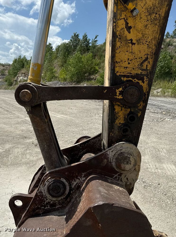 image for item ED4257 2003 Komatsu PC200LC-7L excavator