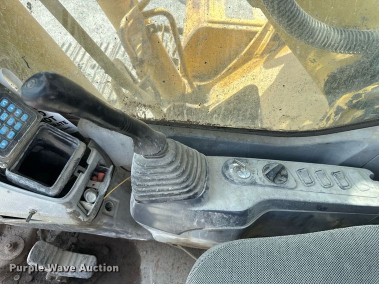 image for item ED4257 2003 Komatsu PC200LC-7L excavator