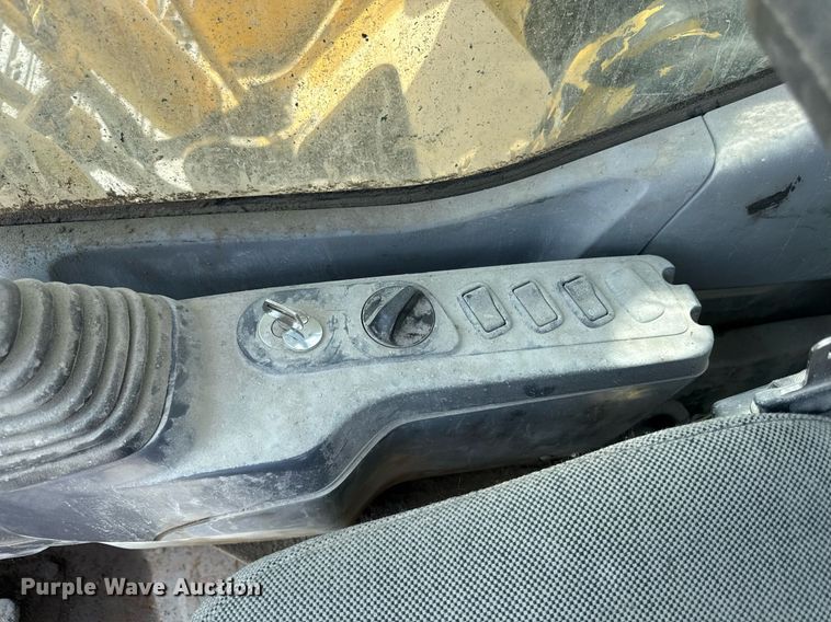 image for item ED4257 2003 Komatsu PC200LC-7L excavator