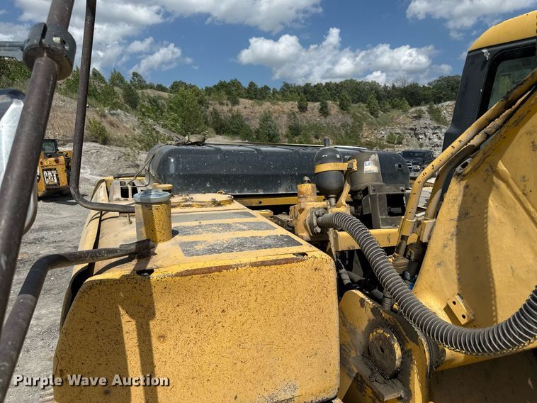 image for item ED4257 2003 Komatsu PC200LC-7L excavator