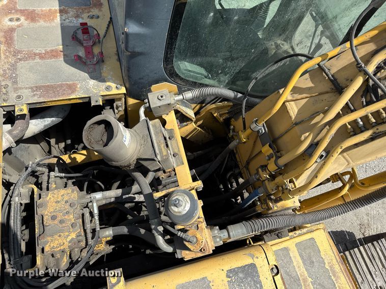 image for item ED4257 2003 Komatsu PC200LC-7L excavator