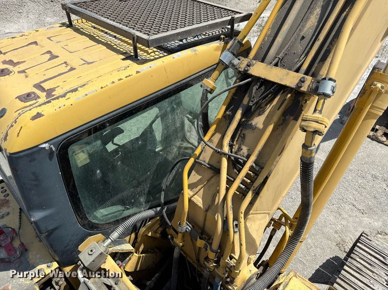 image for item ED4257 2003 Komatsu PC200LC-7L excavator