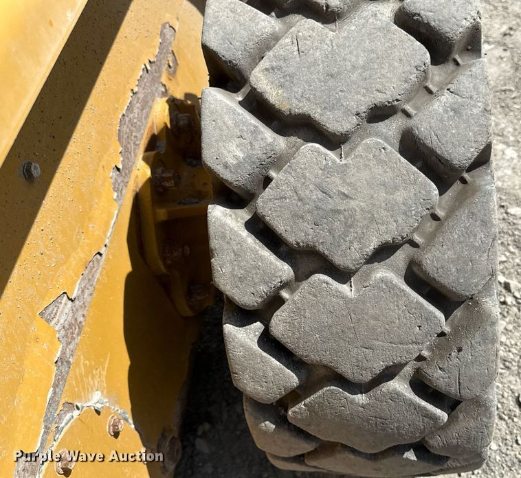 image for item ED4258 2012 Caterpillar 226B3 skid steer loader