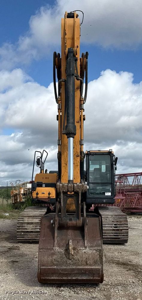 image for item ED5756 2017 Hyundai HX330L excavator