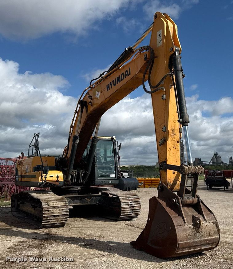 image for item ED5756 2017 Hyundai HX330L excavator