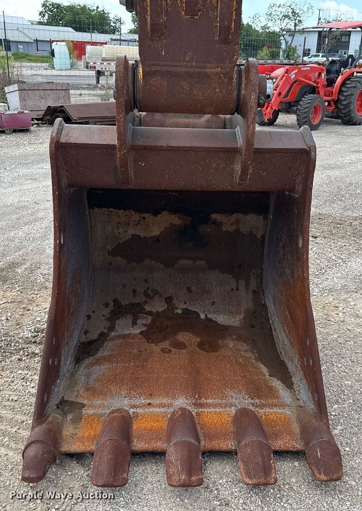 image for item ED5756 2017 Hyundai HX330L excavator