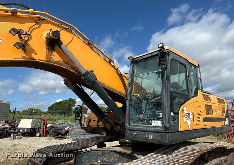 image for item ED5756 2017 Hyundai HX330L excavator