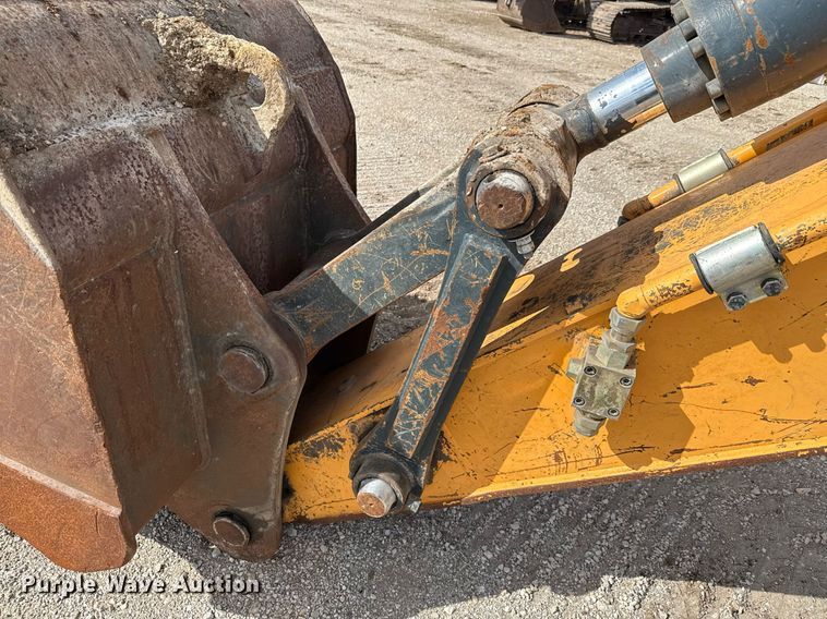 image for item ED5756 2017 Hyundai HX330L excavator