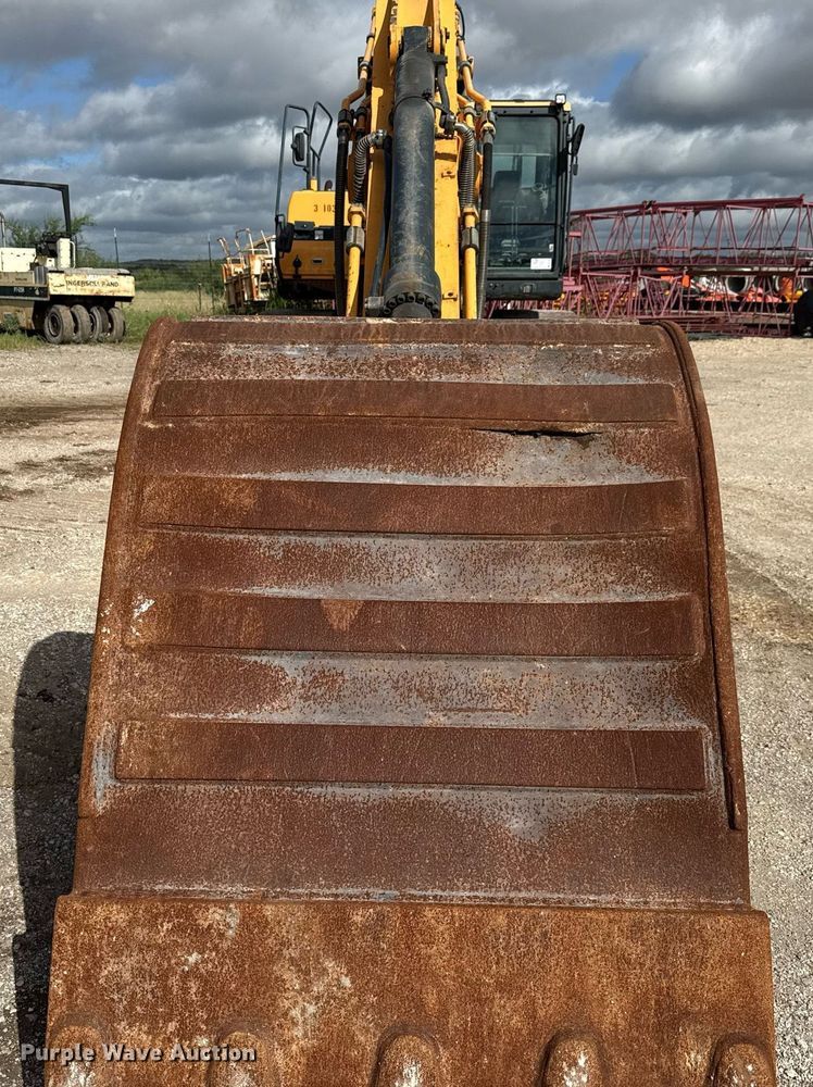 image for item ED5756 2017 Hyundai HX330L excavator