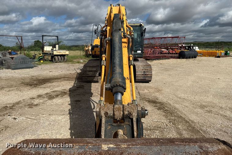 image for item ED5756 2017 Hyundai HX330L excavator