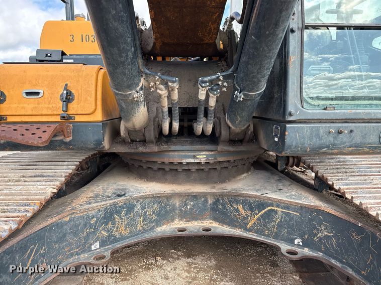 image for item ED5756 2017 Hyundai HX330L excavator