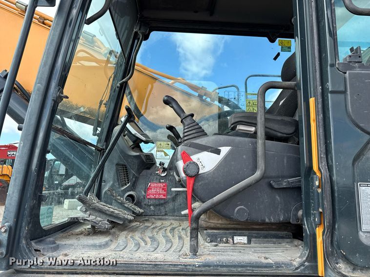 image for item ED5756 2017 Hyundai HX330L excavator