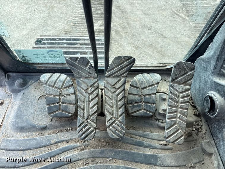 image for item ED5756 2017 Hyundai HX330L excavator