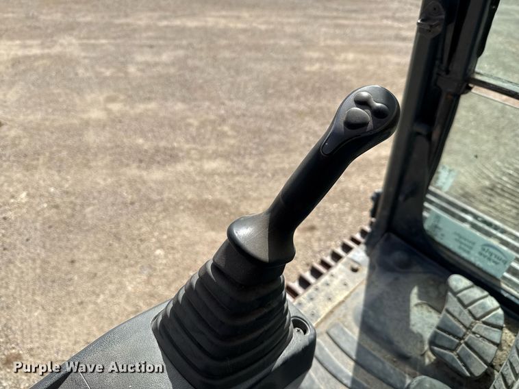 image for item ED5756 2017 Hyundai HX330L excavator