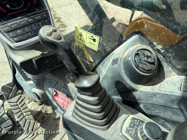 image for item ED5756 2017 Hyundai HX330L excavator