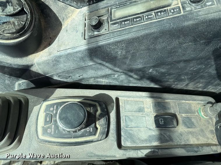 image for item ED5756 2017 Hyundai HX330L excavator