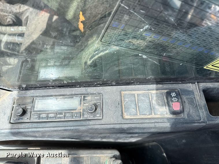 image for item ED5756 2017 Hyundai HX330L excavator