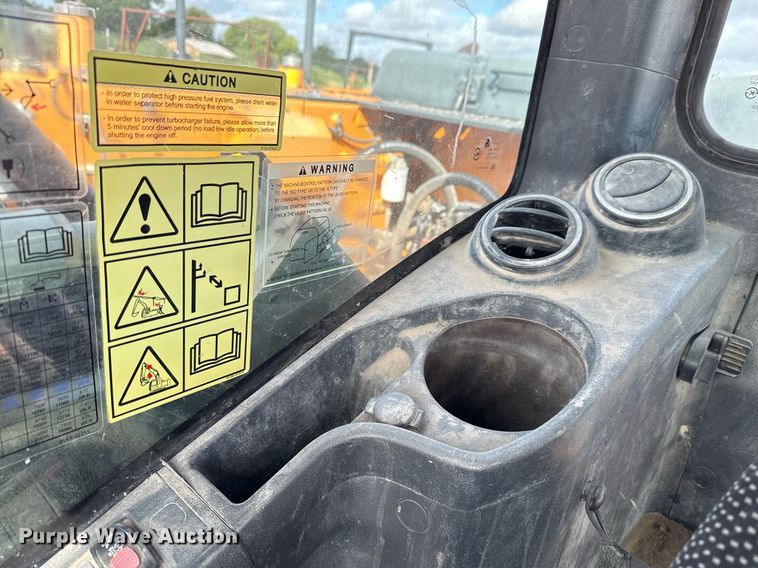 image for item ED5756 2017 Hyundai HX330L excavator