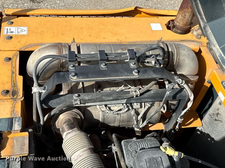 image for item ED5756 2017 Hyundai HX330L excavator