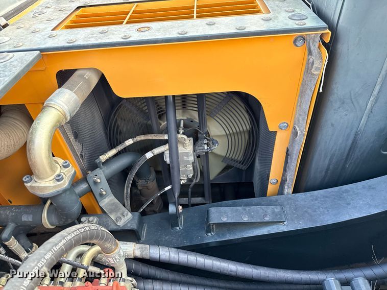 image for item ED5756 2017 Hyundai HX330L excavator