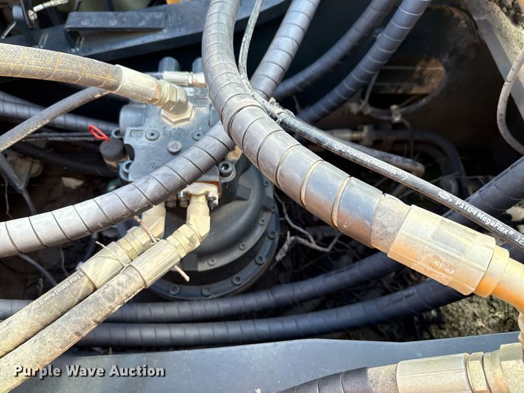 image for item ED5756 2017 Hyundai HX330L excavator