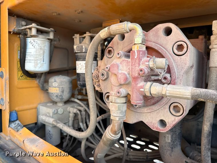 image for item ED5756 2017 Hyundai HX330L excavator