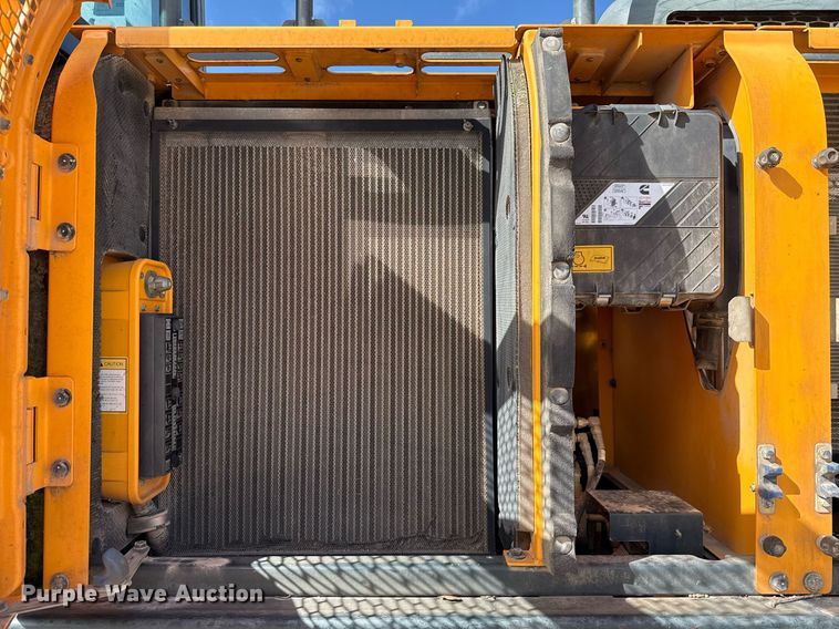 image for item ED5756 2017 Hyundai HX330L excavator