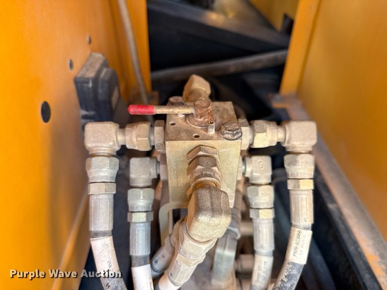 image for item ED5756 2017 Hyundai HX330L excavator