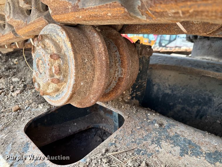 image for item ED5756 2017 Hyundai HX330L excavator