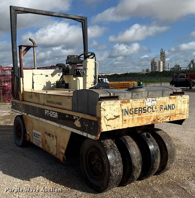 image for item ED5759 2000 Ingersoll-Rand PT-125R pneumatic roller