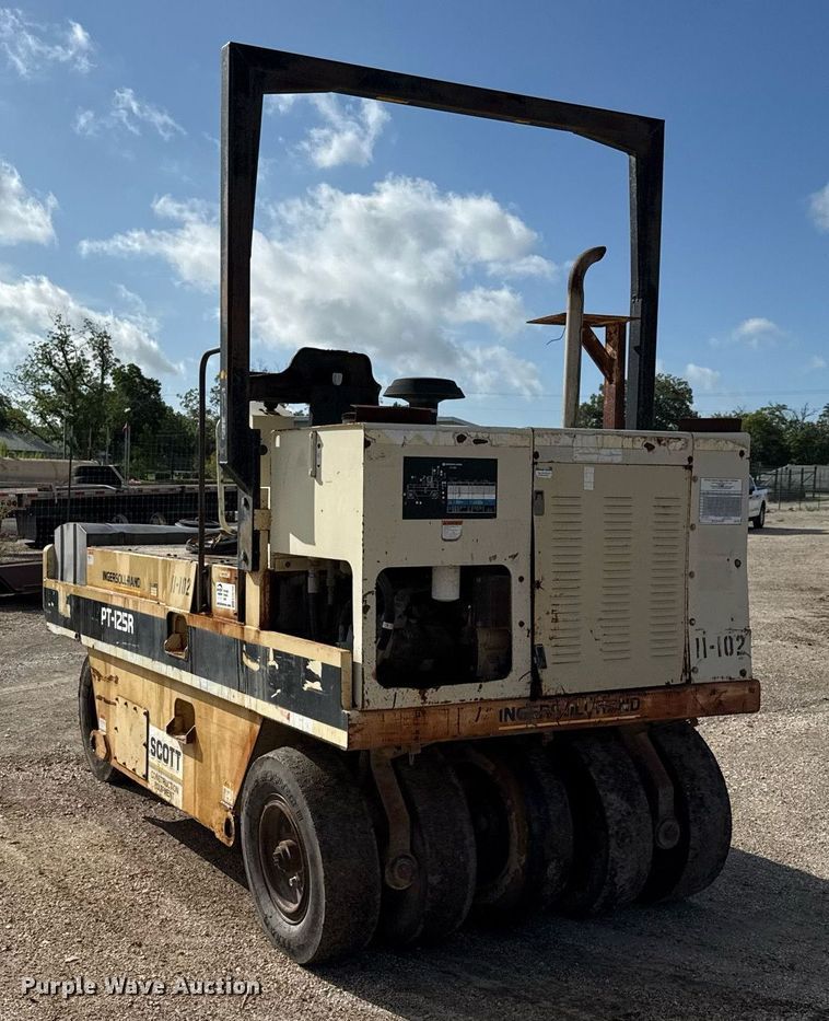 image for item ED5759 2000 Ingersoll-Rand PT-125R pneumatic roller