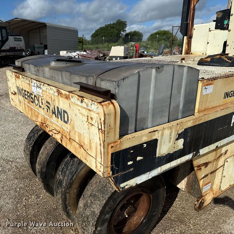 image for item ED5759 2000 Ingersoll-Rand PT-125R pneumatic roller