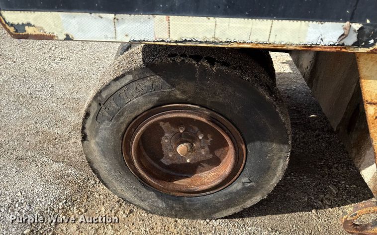 image for item ED5759 2000 Ingersoll-Rand PT-125R pneumatic roller