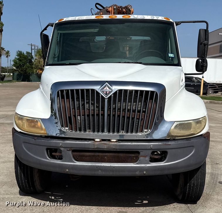 image for item ED5764 2002 International 4400 grapple crane truck