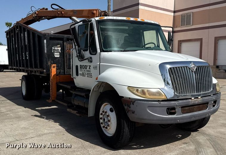 image for item ED5764 2002 International 4400 grapple crane truck