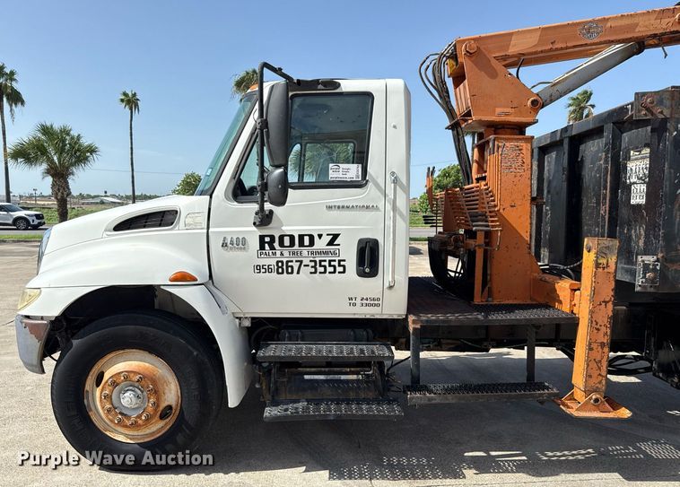 image for item ED5764 2002 International 4400 grapple crane truck