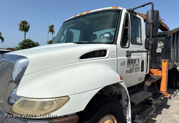 image for item ED5764 2002 International 4400 grapple crane truck