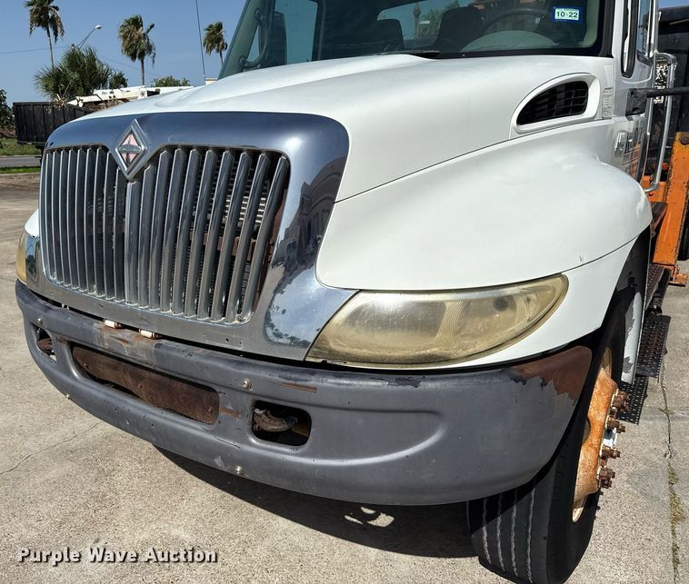 image for item ED5764 2002 International 4400 grapple crane truck