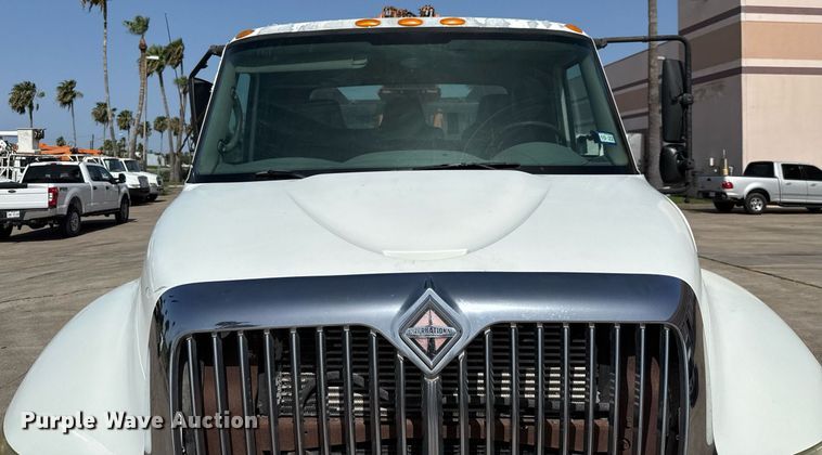 image for item ED5764 2002 International 4400 grapple crane truck