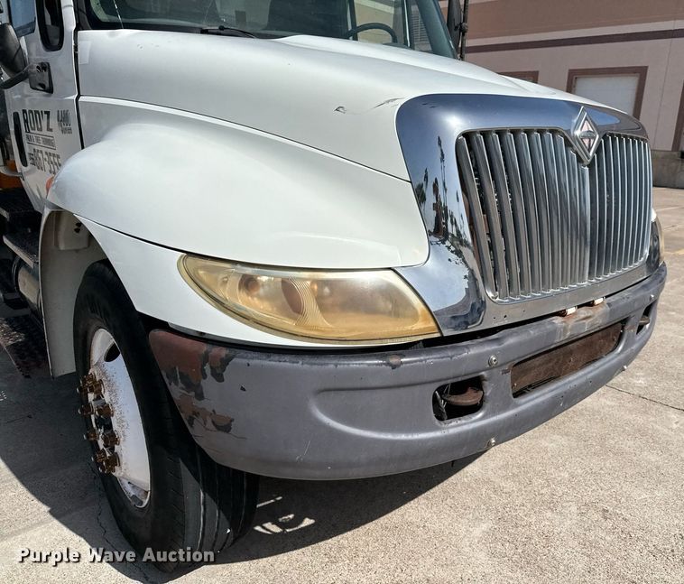 image for item ED5764 2002 International 4400 grapple crane truck