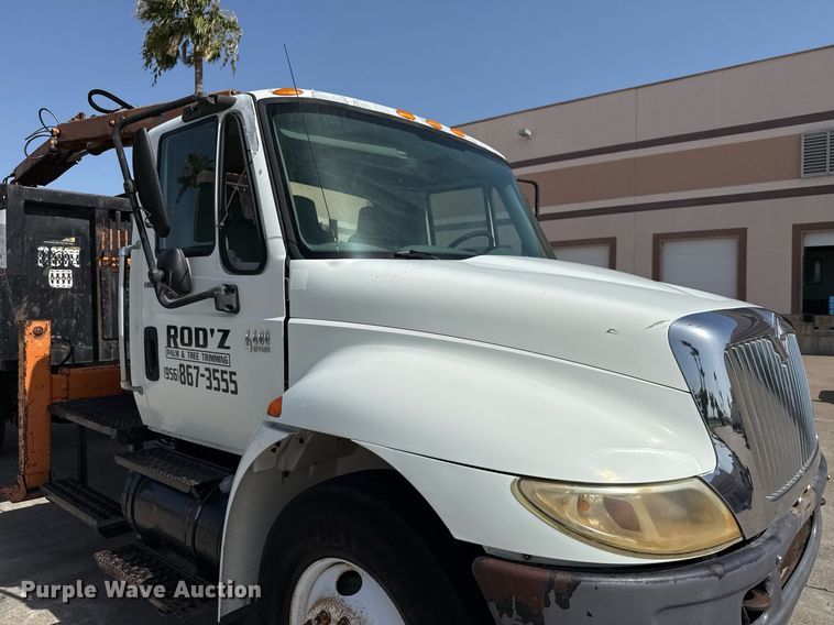 image for item ED5764 2002 International 4400 grapple crane truck