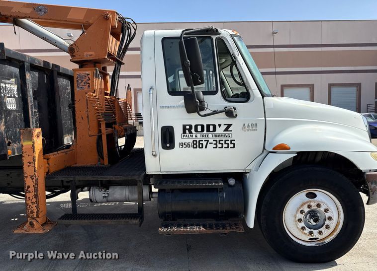 image for item ED5764 2002 International 4400 grapple crane truck