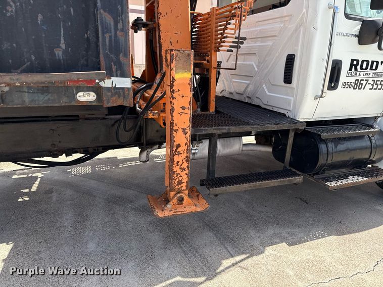 image for item ED5764 2002 International 4400 grapple crane truck