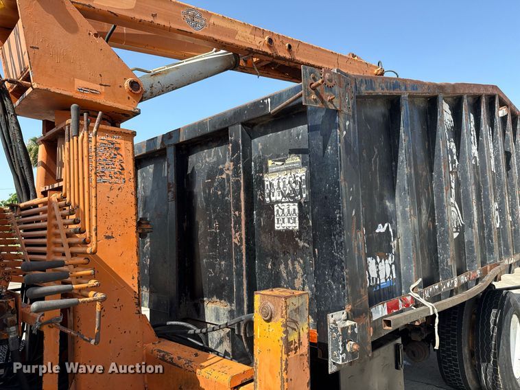 image for item ED5764 2002 International 4400 grapple crane truck