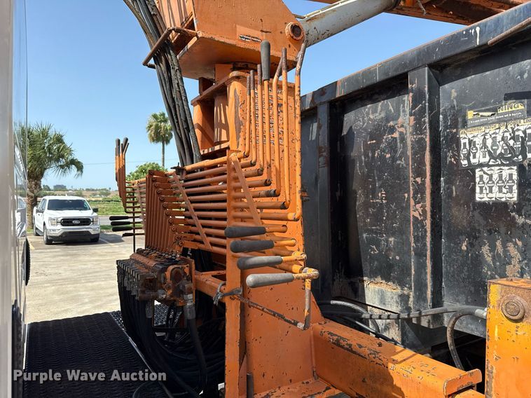 image for item ED5764 2002 International 4400 grapple crane truck