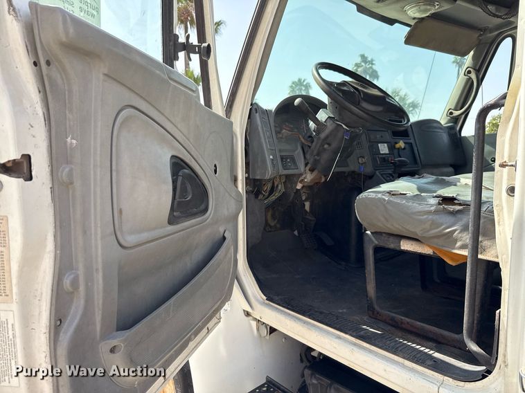 image for item ED5764 2002 International 4400 grapple crane truck