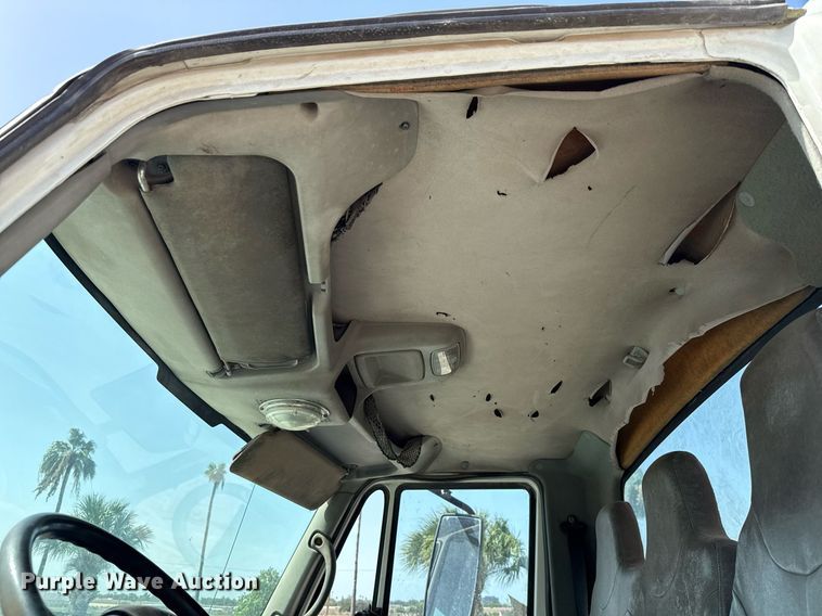 image for item ED5764 2002 International 4400 grapple crane truck