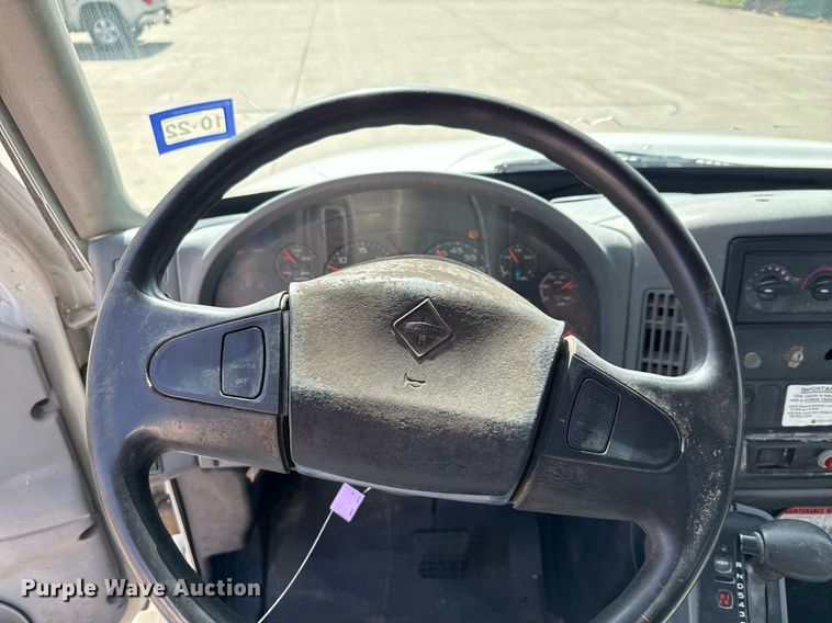 image for item ED5764 2002 International 4400 grapple crane truck