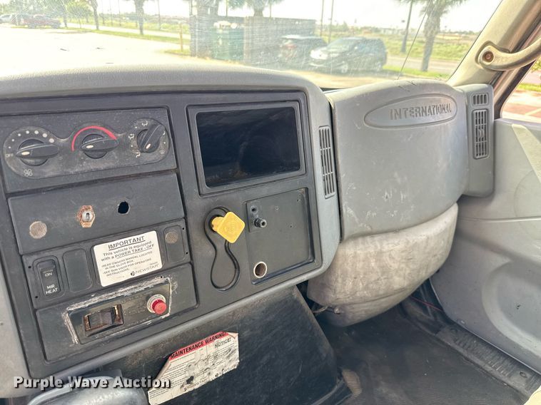 image for item ED5764 2002 International 4400 grapple crane truck