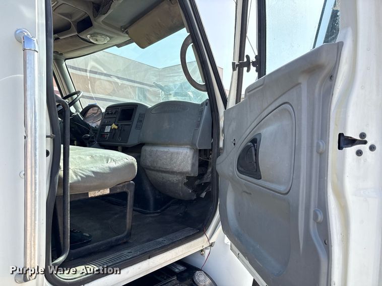 image for item ED5764 2002 International 4400 grapple crane truck